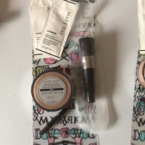 NWT Mary Kay Mineral Foundation beige 2 w/ brush